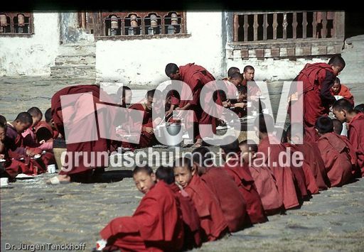 1113_bhutan_1994__Gangtey Gompa in Wangdiphodang.jpg